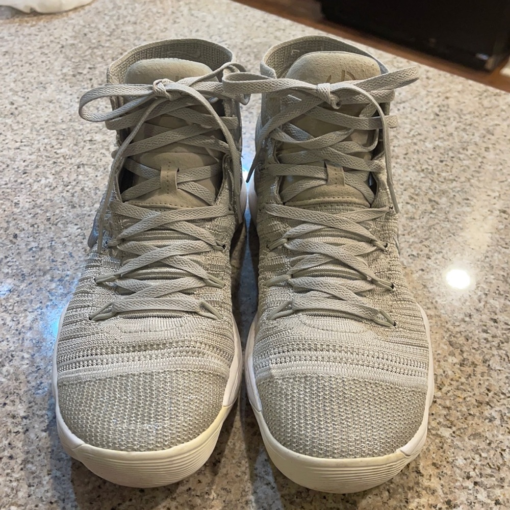 Nike men’s basketball sneakers